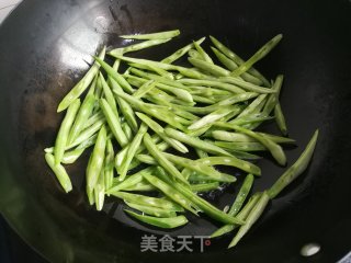 下酒菜～豆角丝炒猪耳的做法步骤：3