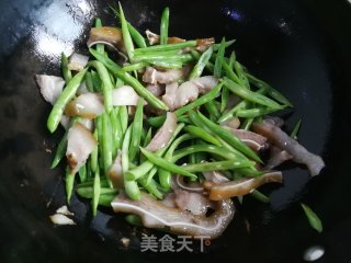 下酒菜～豆角丝炒猪耳的做法步骤：4