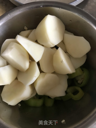 黄焖鸡的做法步骤：1