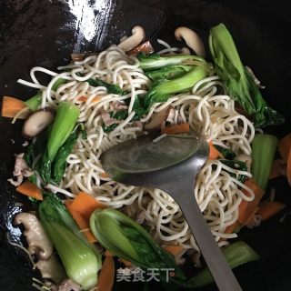 香菇青菜炒面的做法步骤：11