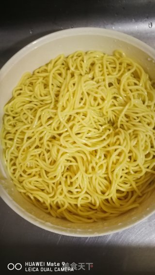 牛肉虾仁拌面的做法步骤：1