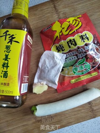 家常油焖五花肉的做法步骤：7
