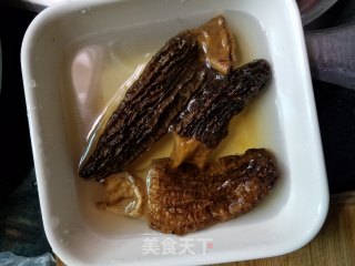 羊肚菌炖排骨的做法步骤：2