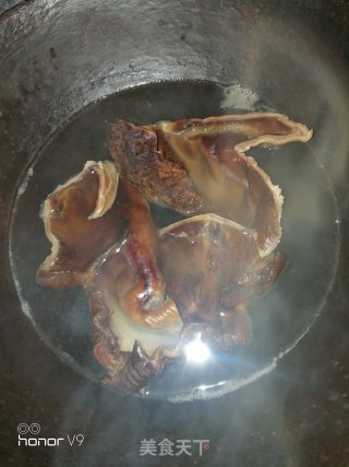 下酒菜尖椒炒腊肚的做法步骤：1