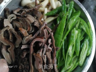 下酒菜尖椒炒腊肚的做法步骤：2