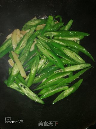 下酒菜尖椒炒腊肚的做法步骤：4