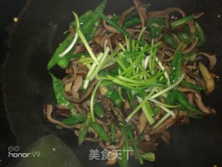下酒菜尖椒炒腊肚的做法步骤：7
