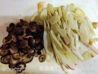 嫩姜香菇啤酒焖鸡肉的做法步骤：4