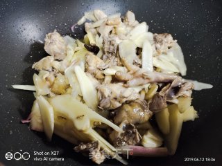 嫩姜香菇啤酒焖鸡肉的做法步骤：7