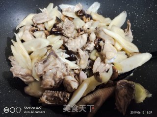 嫩姜香菇啤酒焖鸡肉的做法步骤：8