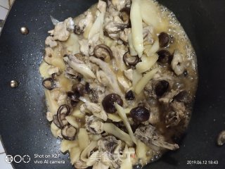 嫩姜香菇啤酒焖鸡肉的做法步骤：10