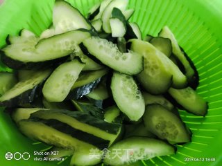 黄瓜炒五花肉的做法步骤：2