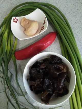 甜椒炒蒜苔的做法步骤：1