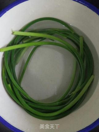 甜椒炒蒜苔的做法步骤：3