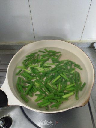 甜椒炒蒜苔的做法步骤：5