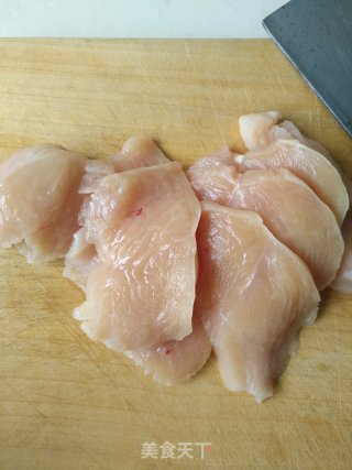黑椒煎鸡胸肉的做法步骤：1