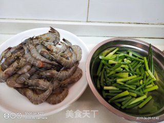 蒜薹炒基围虾的做法步骤：1