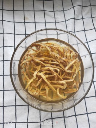 爽口又有嚼劲的黄瓜黄花菜炒肉丝的做法步骤：1