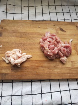 爽口又有嚼劲的黄瓜黄花菜炒肉丝的做法步骤：3