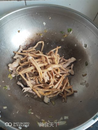 爽口又有嚼劲的黄瓜黄花菜炒肉丝的做法步骤：7