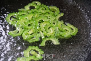 苦瓜拌木耳的做法步骤：2
