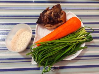#快手餐#猪头肉韭菜胡萝卜粥的做法步骤：1