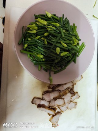 五花肉炒韭菜心的做法步骤：1
