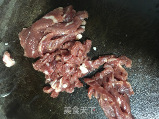 牛肉炒鸡蛋的做法步骤：2