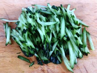 时蔬小炒肉丝#酸甜美食#的做法步骤：2