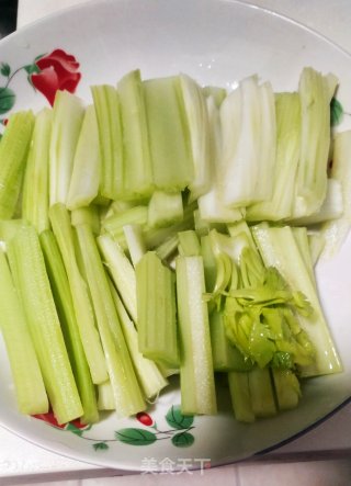 鸡肾炒西芹的做法步骤：3