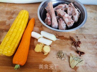 玉米排骨汤的做法步骤：1