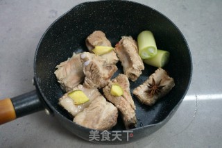 糖醋排骨的做法步骤：2
