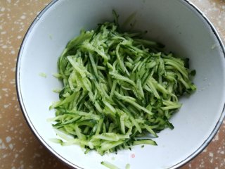 黄瓜鸡蛋饼的做法步骤：2