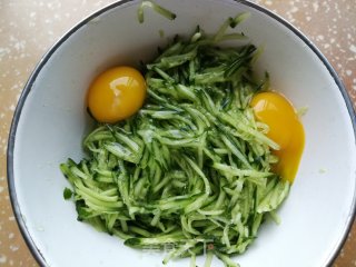 黄瓜鸡蛋饼的做法步骤：3