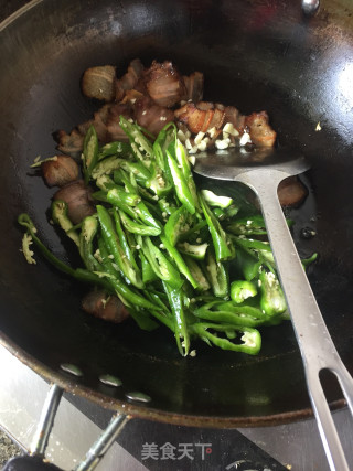 腊肉炒辣椒的做法步骤：3