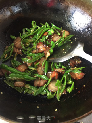 腊肉炒辣椒的做法步骤：4