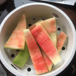 凉拌西瓜皮的做法步骤：1