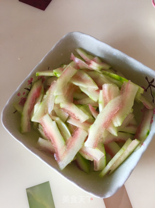 凉拌西瓜皮的做法步骤：2