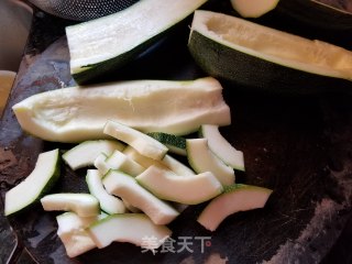 橄榄菜炒意大利瓜的做法步骤：3