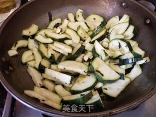 橄榄菜炒意大利瓜的做法步骤：7