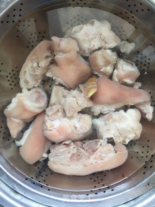 黄豆焖猪蹄的做法步骤：1