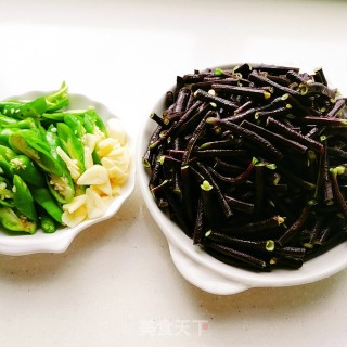 炒紫豆角的做法步骤：2