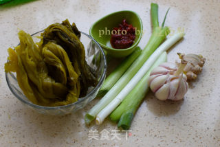 酸菜鱼头的做法步骤：2