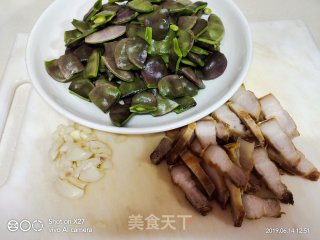 炸五花肉炒扁豆的做法步骤：1