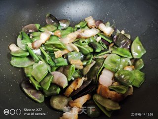 炸五花肉炒扁豆的做法步骤：3