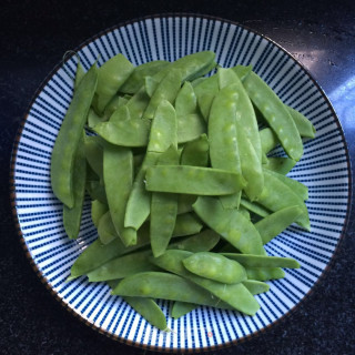 荷兰豆拌木耳的做法步骤：1