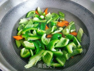 鹅蛋炒灯椒的做法步骤：2