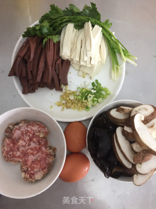 酸辣汤的做法步骤：1