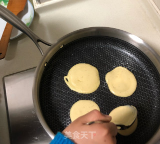 香蕉松饼的做法步骤：2