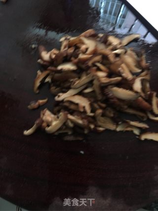 肉饼香菇炒饭的做法步骤：3